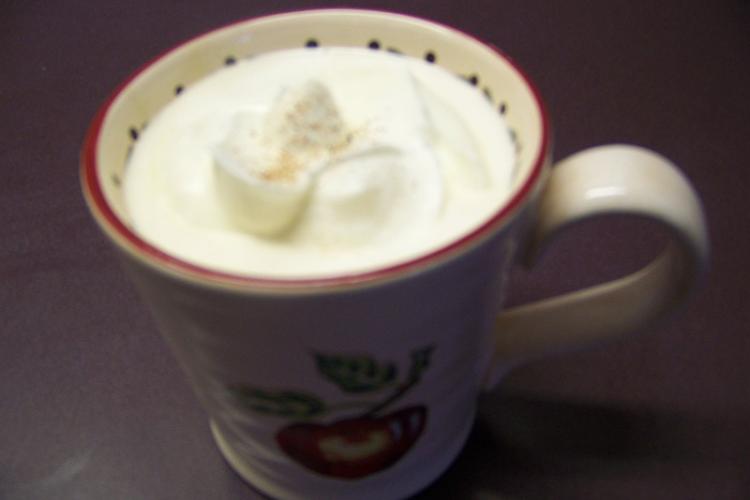 Una taza de café irlandés con nata.