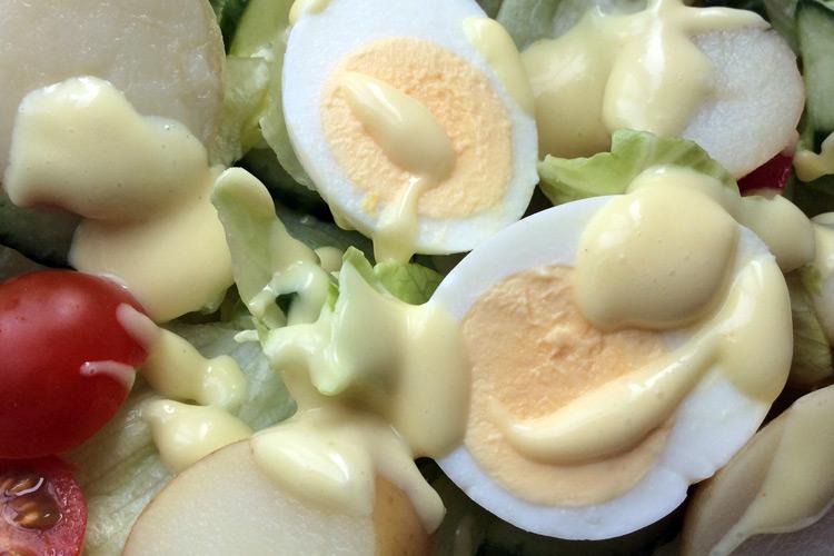 Ensalada con patata, huevo duro y mayonesa.