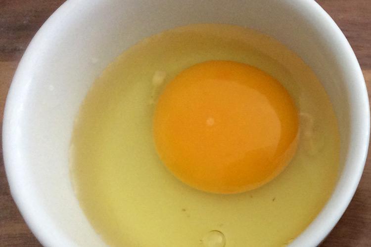 Huevo en cocotera listo para cocerse.