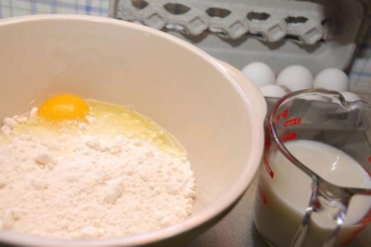 Harina y huevo en un bol, ingredientes para hornear.