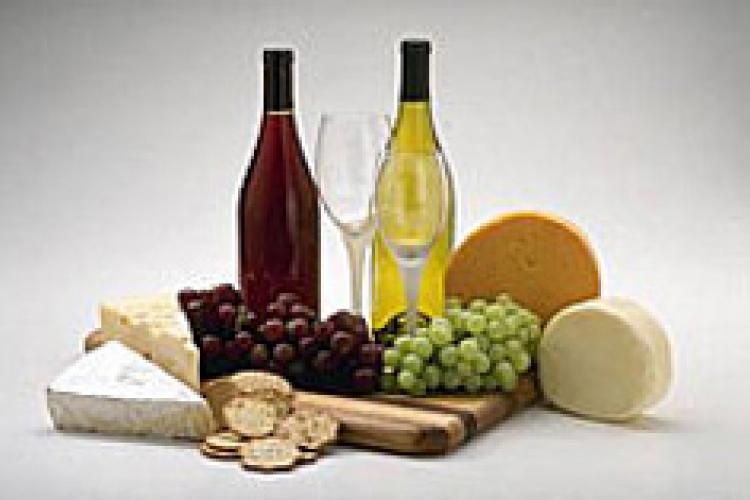 Brie, otros quesos franceses y botelllas de vino.