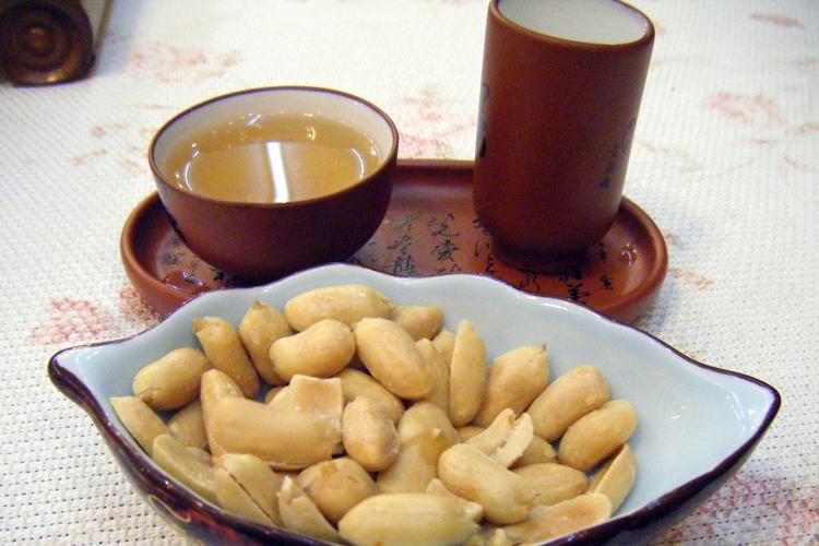 Té y cacahuetes, al estilo chino.