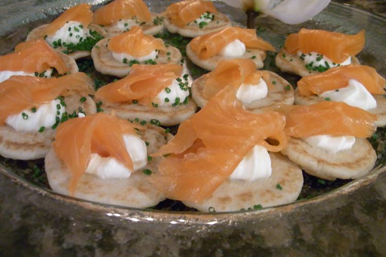 Canapés de salmón ahumado y queso cremoso.