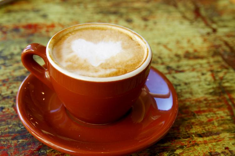 Una taza de café capuchino con un corazón dibujado en la espuma.