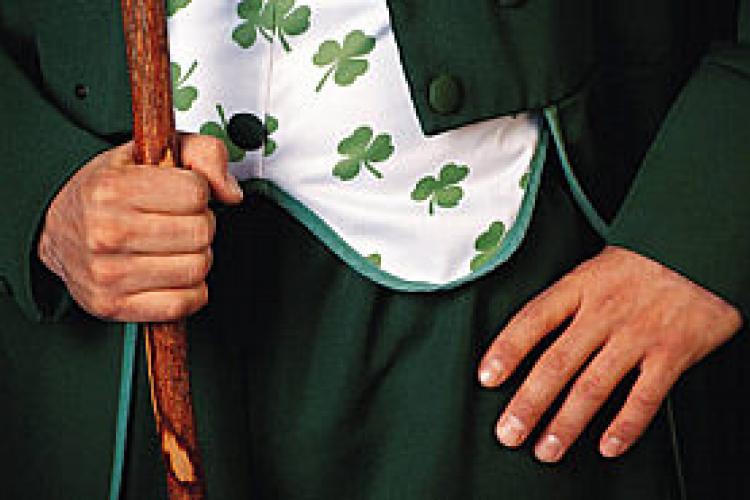 Trahje de color verde y chaleco con tréboles, símbolos de Irlanda.