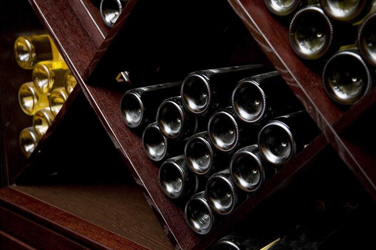 Botellas de vino en las estanterías de una bodega
