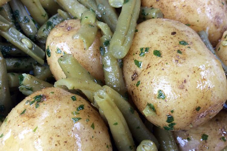 Patatas nuevas y judías verdes  cocidas al vapor.