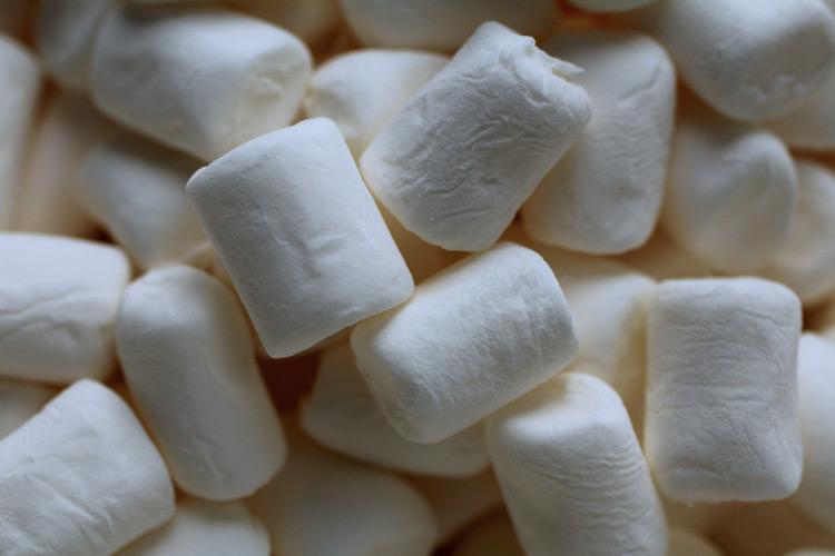Malvaviscos en miniatura o mini marshmallows.