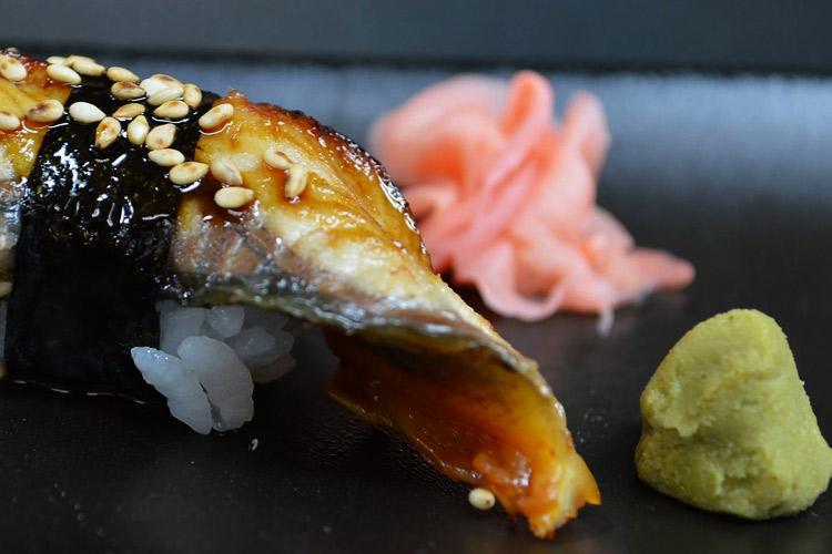 Sushi de anguila servido con wasabi y gengibre encurtido.