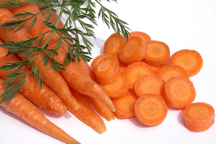 Zanahorias, enteras y cortadas en rodajas.