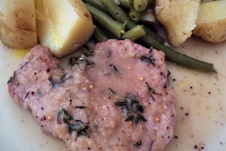 Escalopes de cerdo con salsa a la miel y mostaza con judías verdes y patatas al vapor.