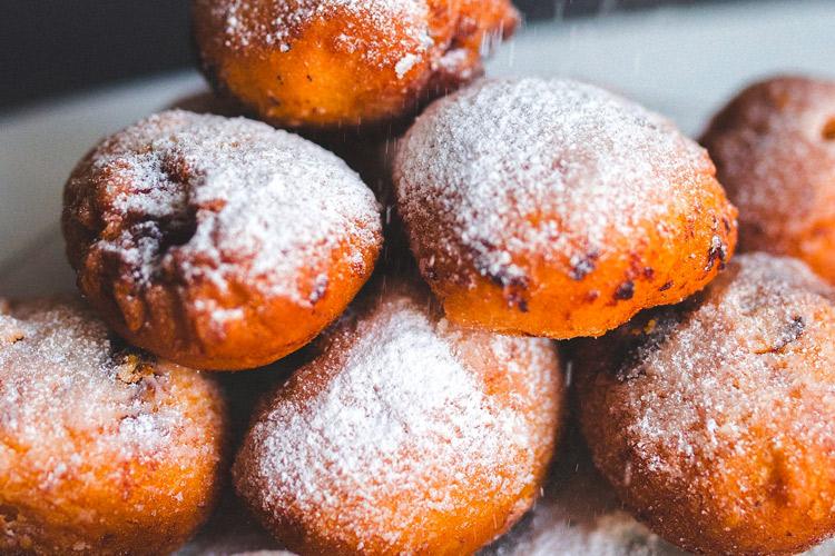 Donuts rellenos de mermelada espolvoreados con azúcar glas.
