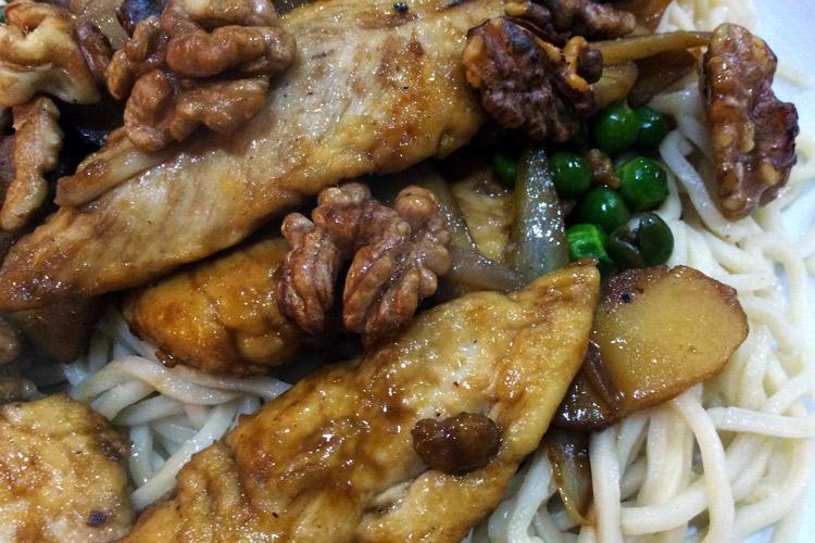 Pollo salteado con nueces y fideos chinos.