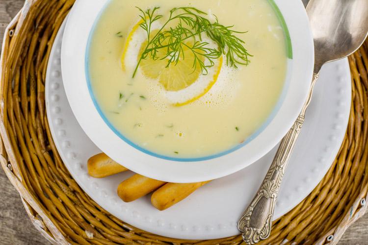 Avgolemeno, una sopa griega de huevo y limón.