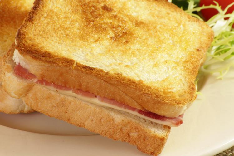 Croque monsieur, un sándwich caliente de jamón y queso.