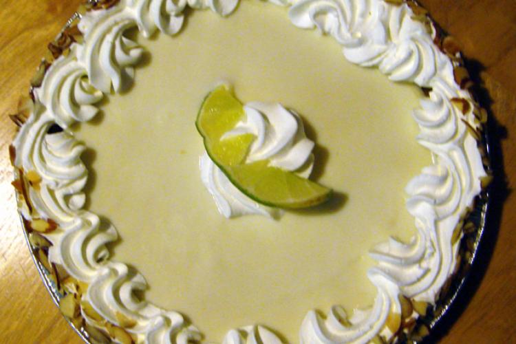 Tarta de lima de los Cayos decorada con nata montada.