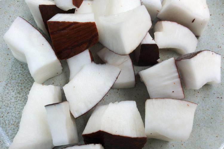 Coco fresco cortado en trozos.