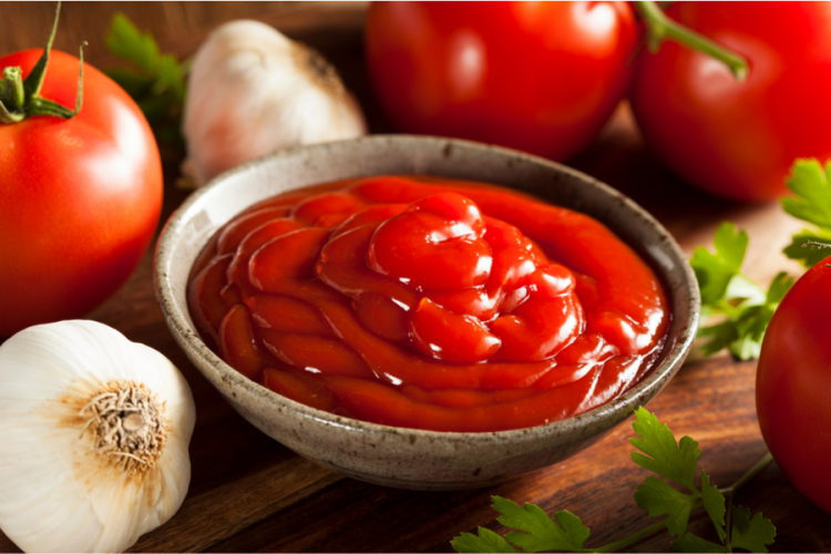 Kétchup de tomate e ingredientes para hacer kétchup.