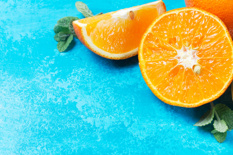 Menta fresca y naranjas.