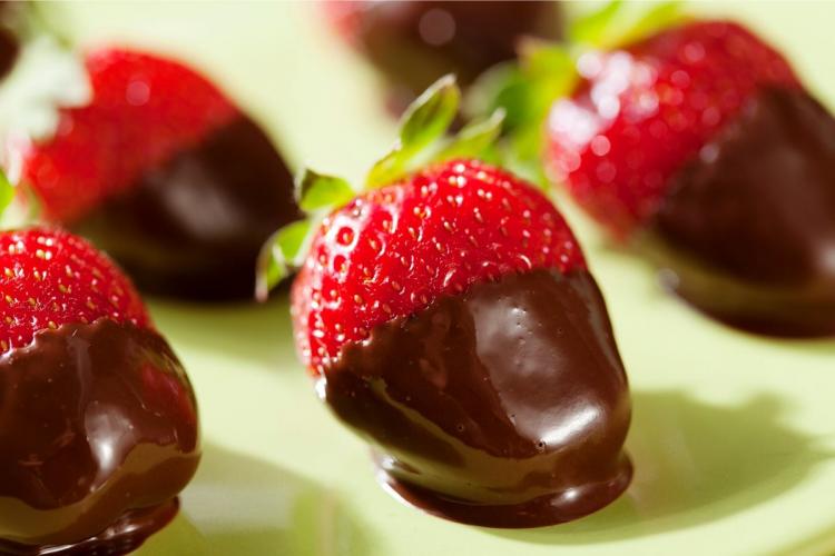 Fresas cubiertas de chocolate en un plato.