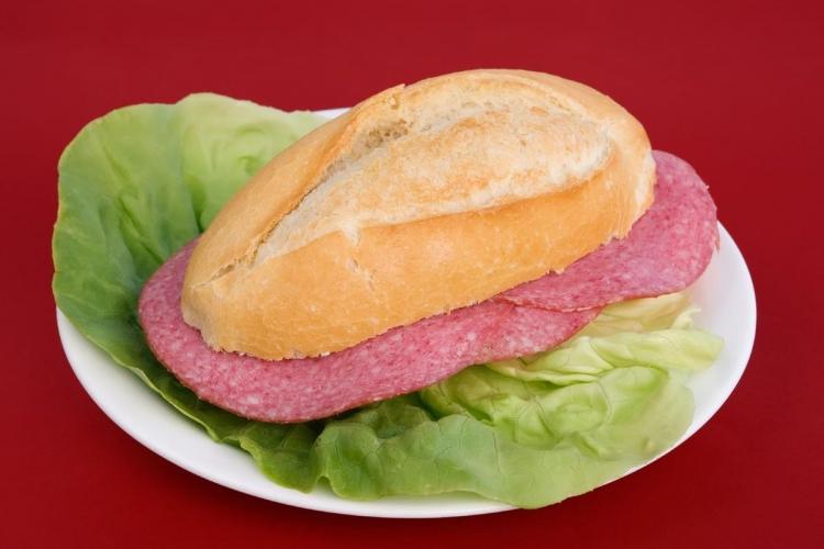 Bocadillo de salami en barra de pan.