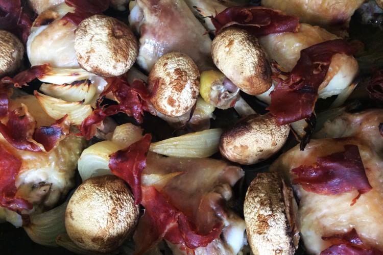 Pollo al horno con champiñones, cebolla y jamón serrano, al estilo de tía Eloísa.