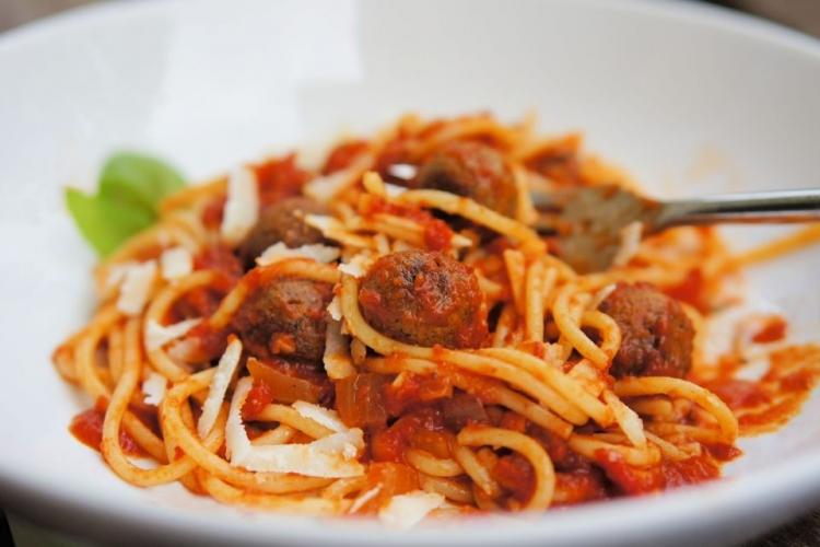 Un plato con espagueti con salsa de tomate y albóndigas de gusanos.
