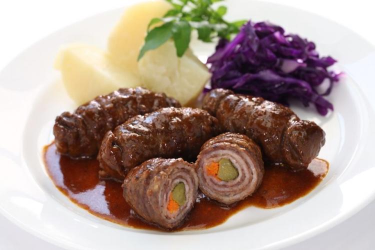 Rollitos alemanes de carne con su salsa acompañados de patata y lombarda.