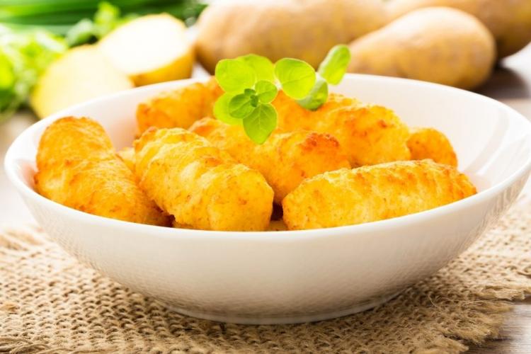 Un cuenco con corquetas de patata.