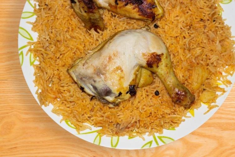 Un plato de kabsa, arroz con pollo, al estilo de Arabia Saudita.