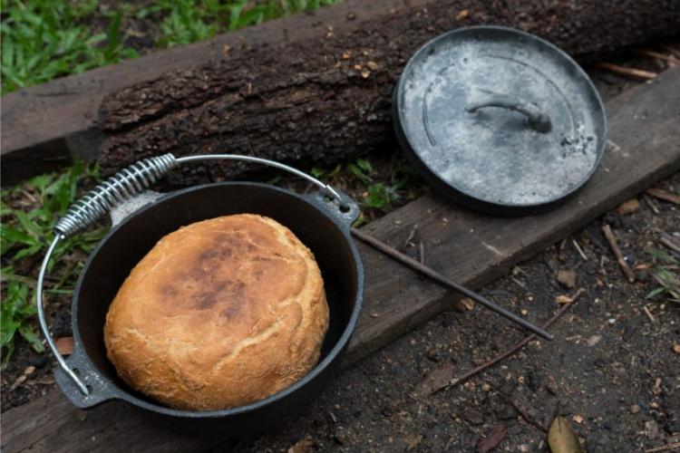 Pan del vagabundo, o swagman damper, en una cacerola de campamento.