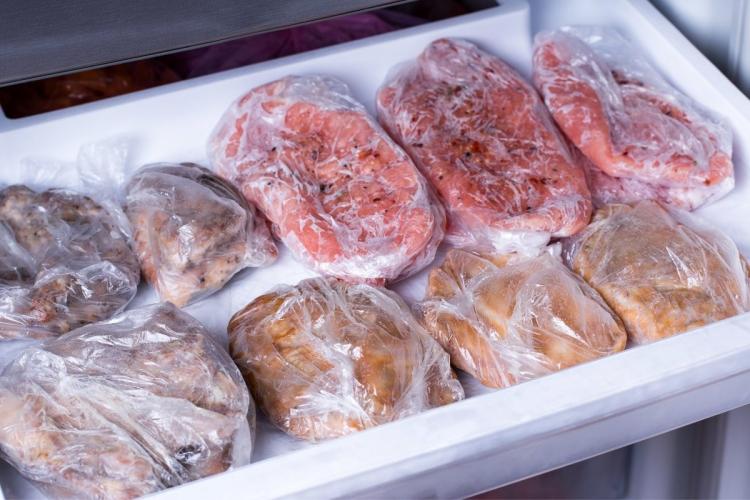 Carne congelada en porciones individuales.