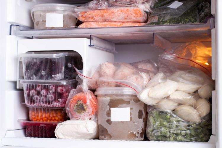 Alimentos congelados, empaquetados y etiquetados, en el congelador.