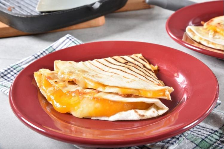 Quesadilla simple, solamente con queso, en un plato.
