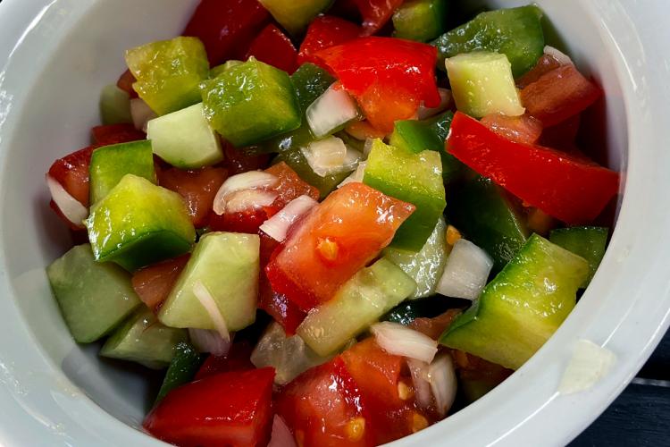 Pipirrana, una ensalada andaluza con tomate, pimiento, cebolla y pepino.