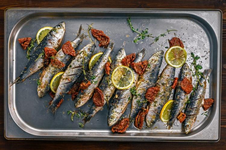 Una fuente con sardinas frescas preparadas para el horno.