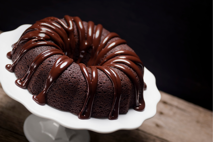 Bizcocho de chocolate en forma de rosca paracialmente cubierto de ganache.