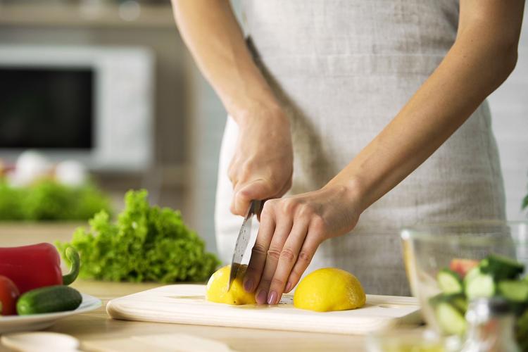 Cocinera cortando un limón.