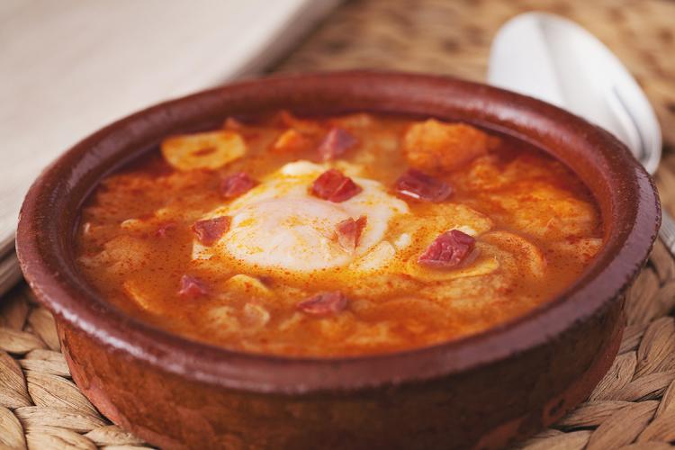 Una porción de sopa castellana, una sopa de ajo con huevo y taquitos de jamón.