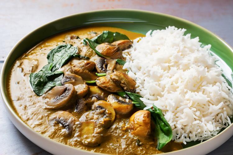 Champiñones al curry con arroz basmati, generado IA.