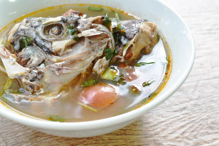 Un recipiente con sopa de cabeza de pescado, una delicadeza china.