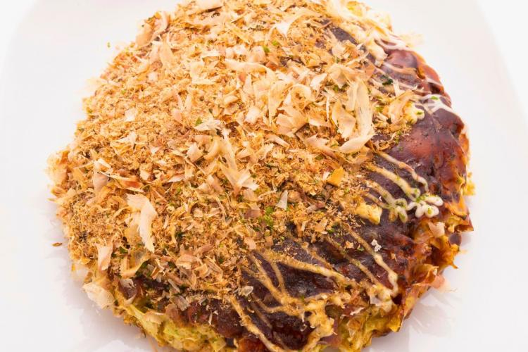 Okonomiyaki al estilo de Kansai.