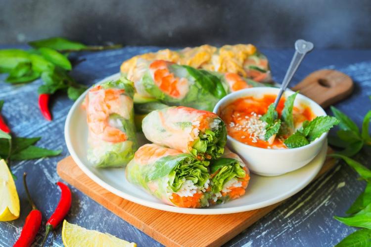 Rollitos de cristal vietnamintas, rellenos de gambas y verduras, que se comen fríos.