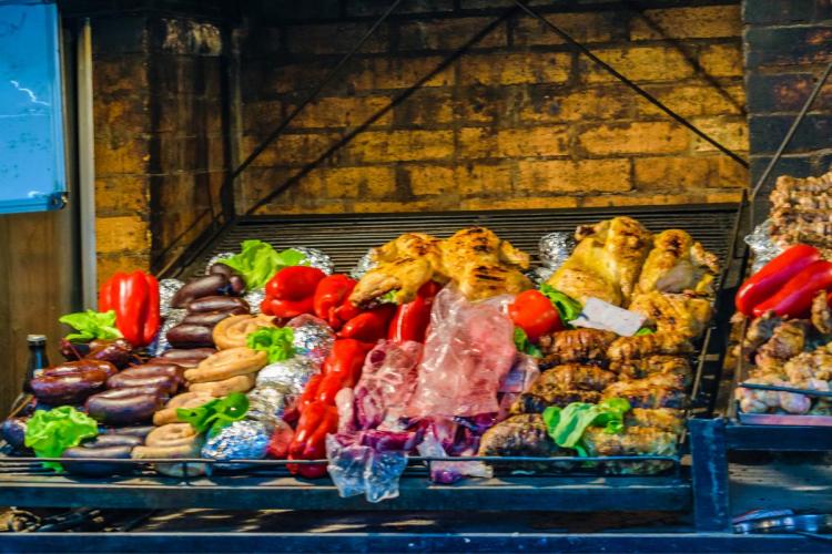 Ingredientes de un asado uruguayo en un mercado.