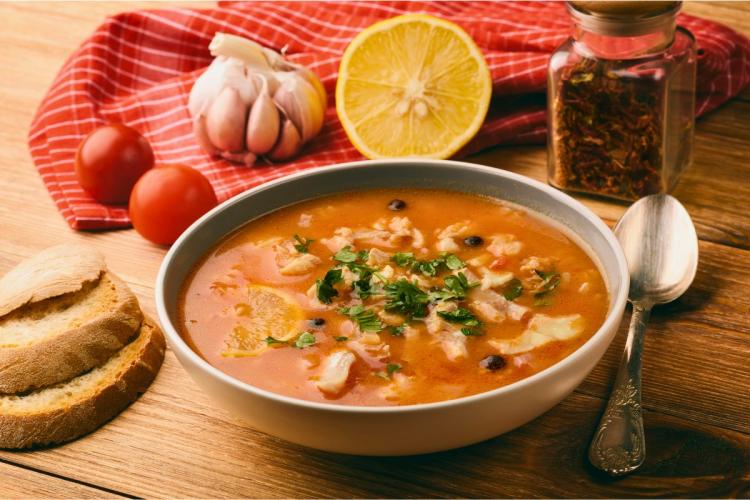 Un plato hondo lleno con la sopa de pescado maltesa conocida como aljotta.