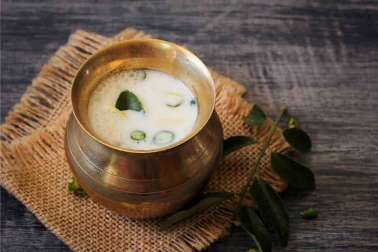 sambaram, una bebida fría y especiada hecha con suero de leche.