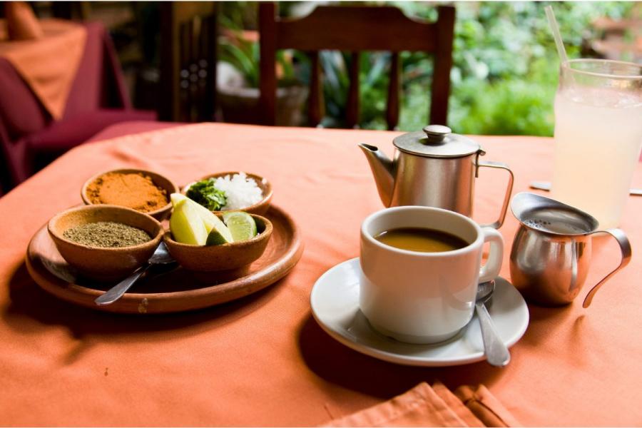 Café, una bebida popular en Guatemala, y especias.