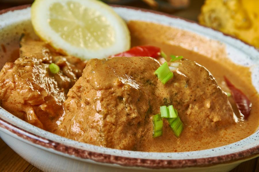 Mchuzi de pollo, un curry de pollo popular en Tanzania.