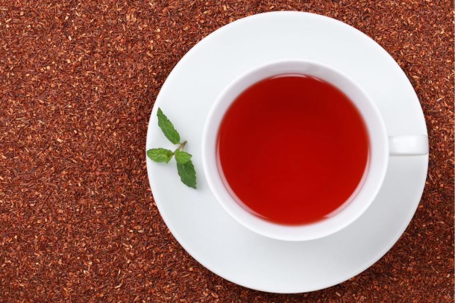 Una taza de té rojo.
