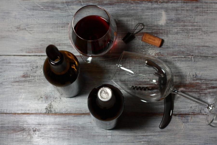 Vino tinto de Jumilla elaborado con uvas Garnachas y Tempranillo de color rojo rubí y sabor afrutado.